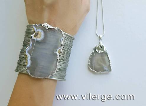 БИЖУТА И МОДНИ ТЕНДЕНЦИИ И ЛИНИЯ ЗА ЕСЕНТА