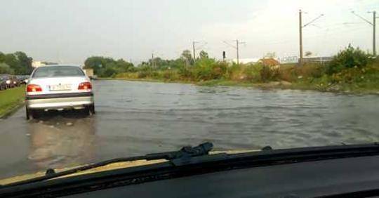 „ЕЗЕРО“ НА КРАЙЕЗЕРНИЯ ПЪТ СЛЕД ПОРОЯ И ГРЪМОТЕВИЧНАТА БУРЯ ВЪВ ВАРНА РАЗЛИЧНИТЕ НОВИНИ DIFFERENT NEWS
