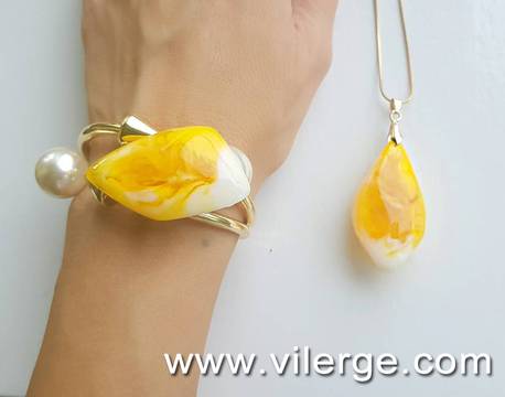 ЗВЕЗДНА КОЛЕКЦИЯ С КЕХЛИБАР И БИЖУТА ЗА ЕСЕН