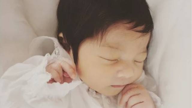 Светът полудя по това половингодишно бебче! Причината е смайваща (СНИМКИ)