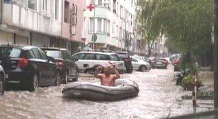 Варненец плава с надуваема лодка по улиците на града (СНИМКИ)