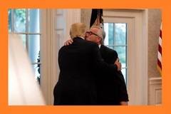 За целувката между Юнкер и Тръмп.