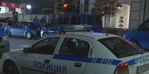 Психично болен се барикадира в дома си, полицаи преговаряха с него и си тръгнаха (СНИМКИ)