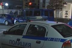 Психично болен се барикадира в дома си, полицаи преговаряха с него и си тръгнаха (СНИМКИ)
