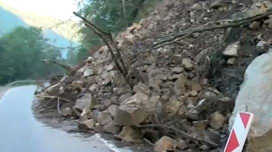 Опасни свлачища затварят пътя към Рилския манастир