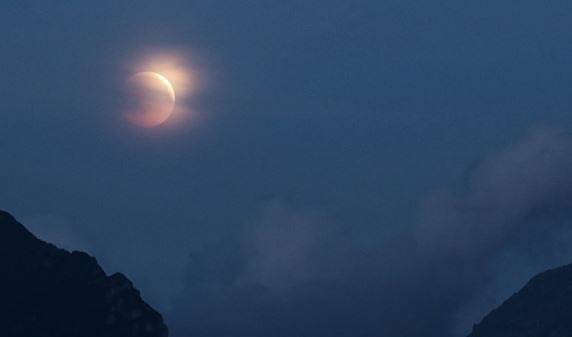 Вижте СНИМКИ от най-дългото лунно затъмнение от началото на века