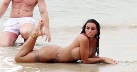 Вижте какво направи футболната мъжемелачка Кати Прайс-Джордан чисто гола на плажа в Тайланд (СНИМКИ 18+)