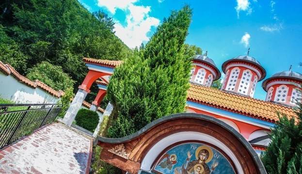 Неземна красота: България е пълна с райски кътчета, вижте само манастира край Одраница (ВИДЕО)