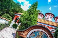 Неземна красота: България е пълна с райски кътчета, вижте само манастира край Одраница (ВИДЕО)