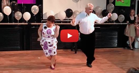 Излязоха на дансинга под погледа на всички. Това, което се случи след това им донесе аплодисменти от всички гости! (ВИДЕО)