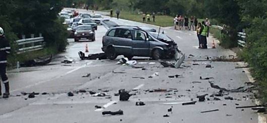 Мъж загина в тежка катастрофа на Подбалканския път, две деца са в болница