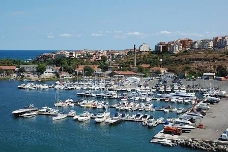 80-тонен кран падна на яхтеното пристанище в Созопол