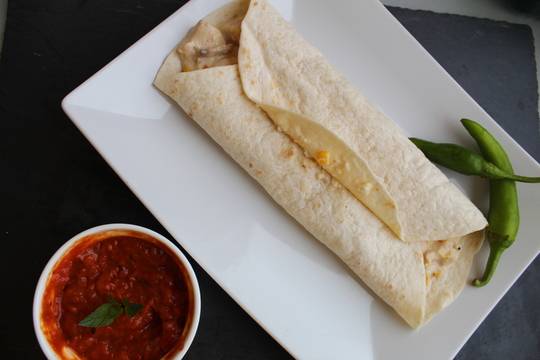 ЕНЧИЛАДАС С ПИЛЕШКО И СМЕТАНА