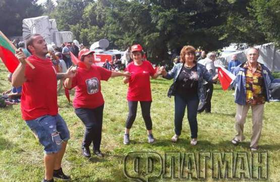 Чаши с образите на Сталин, Путин и Тодор Живков засенчиха кебапчетата на Бузлуджа! (СНИМКИ)