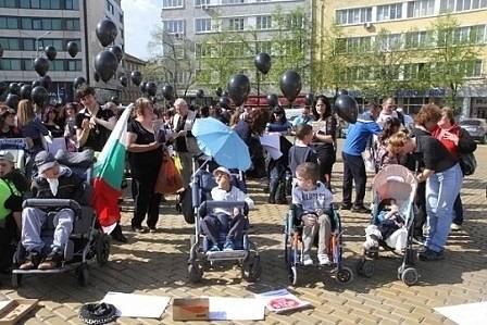 Родители и близки на хора с увреждания излизат на обединен протест в София