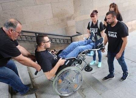 Баща остави сина си с увреждания на грижите на премиера за ден (СНИМКИ)