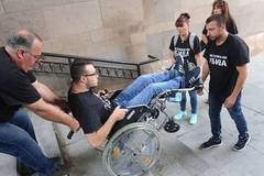 Баща остави сина си с увреждания на грижите на премиера за ден (СНИМКИ)