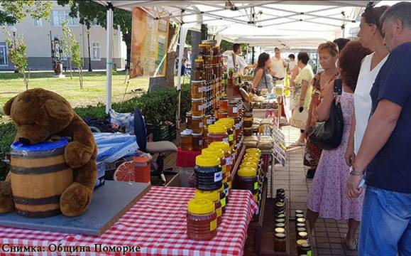 Пълният спектър от пчелна продукция на фестивала „Мед, Море и Слънце“ в Поморие