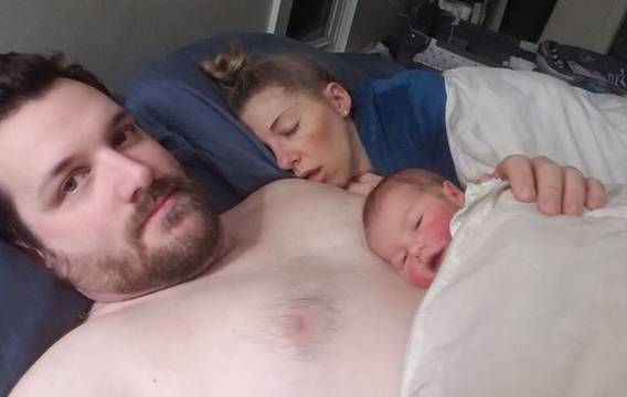 Снимката, която окуражава всички мъже да бъдат перфектни съпрузи! Вижте съвета му!