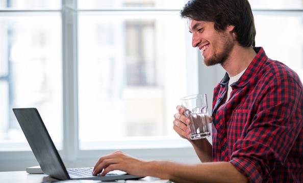 Защо трябва да пием вода докато сме пред компютъра