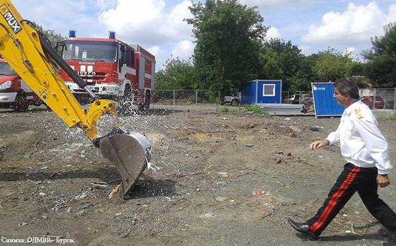 Направиха първата копка на новата пожарна в Карнобат