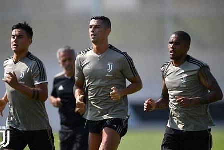 Роналдо нави шортите за първата си тренировка със съотборниците в „Ювентус“ (СНИМКИ)