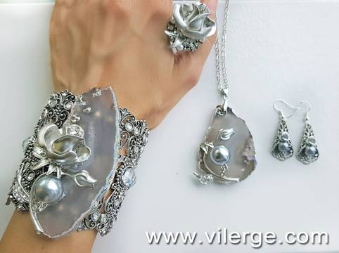 ПРИКАЗНА ЕСЕН С ЛУКСОЗНИ БИЖУТА ЗА ЖЕНИ