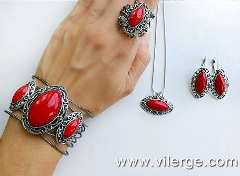 Стил и мода за жени с бижута за ПРИКАЗНА ЕСЕН