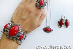 Стил и мода за жени с бижута за ПРИКАЗНА ЕСЕН