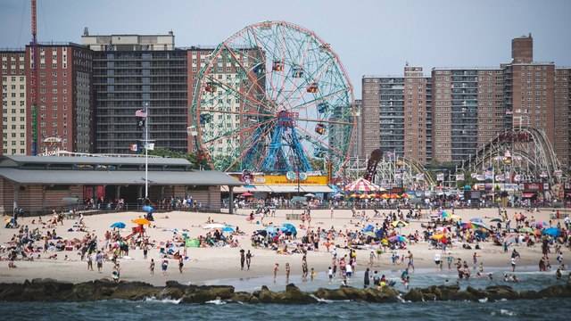 Кое е най-доброто нещо в Ню Йорк през лятото? На този въпрос отговарят Hailey Baldwin, Martha Hunt, Katie Holmes и други.