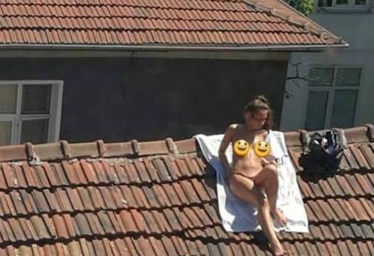 Софиянка, препичаща се на керемиден покрив шашардиса всички (СНИМКИ)