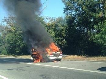 Автомобил се запали и изгоря на пътя между Баня и Калофер