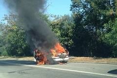 Автомобил се запали и изгоря на пътя между Баня и Калофер