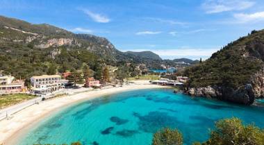 Нелеп случай! Поддържана млада майка почина, след като яде сурово пиле на почивка в Гърция