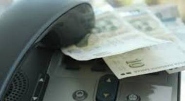 Изроди, държали цял час момиченце на телефона, отмъкнаха пачка пари