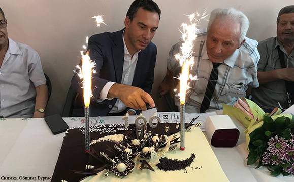 Кметът отиде на рождения ден на столетника Никола Мечев