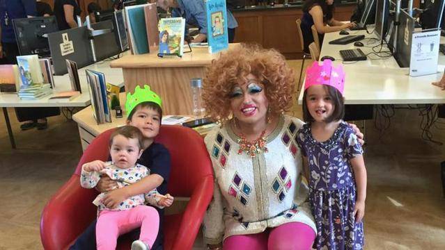 Това ли е бъдещето? ВИДЕО с джендър, който преподава на 3-4 годишни деца нажежи страстите!