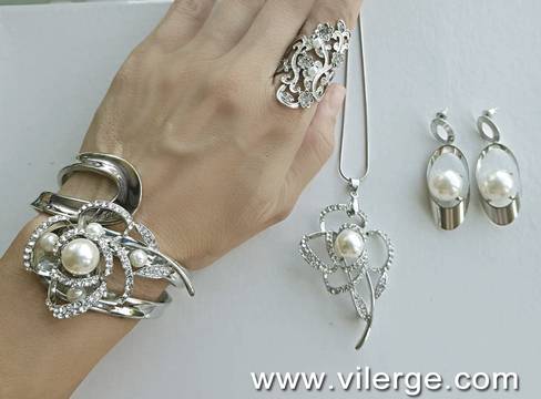 СРЕБЪРНА СЕРИЯ БИЖУТА С ПЕРЛИ ЗА ПРИКАЗНА ЕСЕН