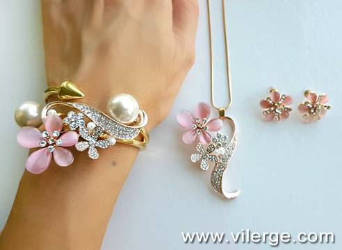 ТОП БИЖУТА С ПЕРЛИ ЗА ПРИКАЗНА ЕСЕН