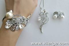 ЛУКСОЗНА КОЛЕКЦИЯ БИЖУТА С ПЕРЛИ ЗА ЕСЕН