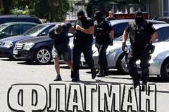 Полицаи с качулки и автомати ескортират един от най-близките хора на Очите (ЗРЕЛИЩНИ СНИМКИ)