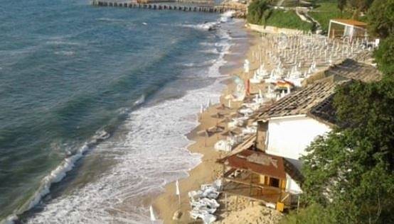 Морето „изяде“ част от плажа на Св. св. Константин и Елена (СНИМКИ)