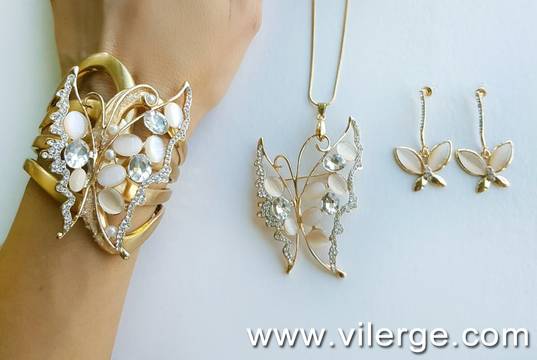 ПРИКАЗНА ЕСЕН СЪС ЗЛАТНА КОЛЕКЦИЯ БИЖУТА ЗА ЖЕНИ