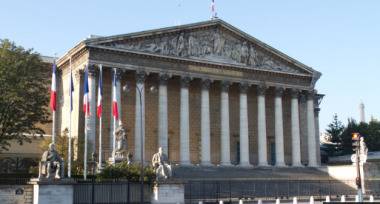 Франция криминализира подсвиркването след жени на улицата