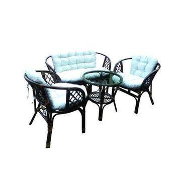 Градински комплект от естествен тъмен ратан Бахама, Маса, 2 кресла и диван и светли възглавници.