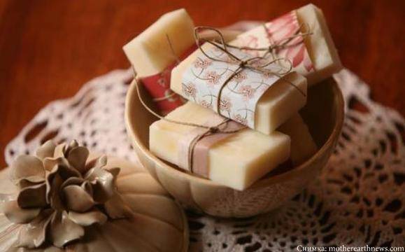 Деца майсторят ръчно изработени сапуни на феста „Фермери и творци“ днес