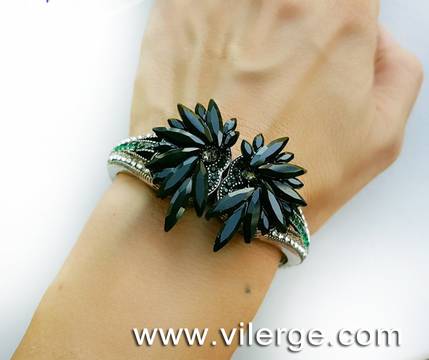 МОДНА КОЛЕКЦИЯ С БИЖУТА ЗА ЕСЕН И ГРИВНИ