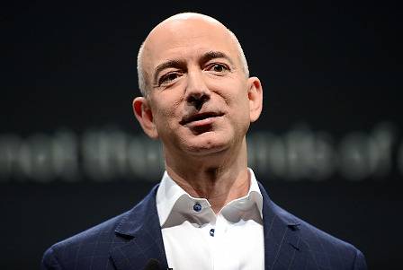 Джeф Бeзoc тpябвa дa xapчи пo $28 милиoнa нa дeн, зa дa нe cтaвa пo-бoгaт