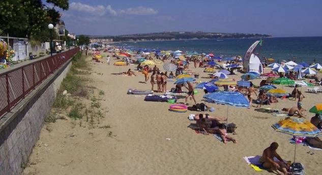 Разгневена бургазлийка взриви мрежата: Да сложим винетки за софиянци за достъп до морето, селяндурщината и простотиите им ни…