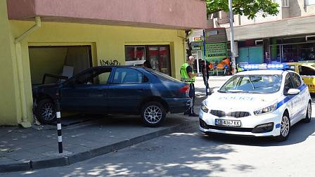 Продължава издирването на мъжа, забил колата си в пекарна в Благоевград